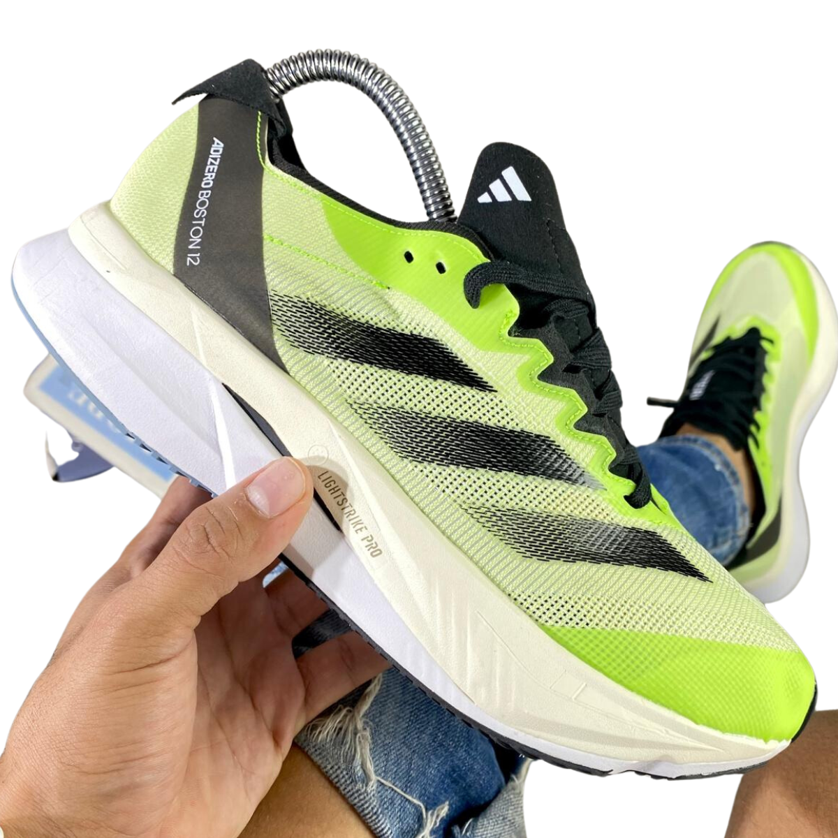 ADIDAS ADIZERO BOSTON 12 LIGHTSTRIKE PRO HOMBRE: Tu Compañero Perfecto para Correr Si buscas unas zapatillas de running que mejoren tu velocidad y rendimiento en largas distancias, los ADIDAS ADIZERO BOSTON 12 LIGHTSTRIKE PRO HOMBRE son exactamente lo que necesitas. En Onlineshoppingcenterg, te ofrecemos la versión más reciente de esta línea que ha conquistado a corredores de todo el mundo.  ¿Por qué elegir los ADIDAS ADIZERO BOSTON 12 LIGHTSTRIKE PRO HOMBRE? El modelo Adidas Adizero Boston 12 Hombre está diseñado con la tecnología más avanzada de Adidas para ayudar a los corredores a alcanzar su máximo rendimiento. Estas zapatillas combinan velocidad, ligereza y una excelente amortiguación, lo que las hace ideales tanto para entrenamientos como para competencias.  Características de los ADIDAS ADIZERO BOSTON 12 Amortiguación Lightstrike Pro: Este sistema proporciona una sensación de ligereza sin comprometer la comodidad, ofreciendo un retorno de energía superior en cada paso. Placa de Carbono EnergyRODS: La placa de carbono integrada mejora la estabilidad y la eficiencia, ayudándote a mantener un ritmo constante en distancias largas. Suela Continental: Asegura un agarre superior en diferentes superficies, incluso en condiciones húmedas, lo que te dará la confianza que necesitas en cada carrera. Materiales reciclados: Siguiendo el compromiso de Adidas con la sostenibilidad, el Adizero Boston 12 está fabricado en parte con materiales reciclados, haciendo que tus carreras también sean respetuosas con el medio ambiente. Comparativa con versiones anteriores ADIDAS ADIZERO BOSTON 12 vs. ADIDAS BOSTON 11 Aunque el Adidas Boston 11 ya era un modelo popular por su ligereza y rendimiento, el Adidas Adizero Boston 12 Hombre eleva aún más la experiencia de correr. La nueva versión cuenta con mejoras en la amortiguación Lightstrike Pro, proporcionando un mayor retorno de energía, y una suela rediseñada para una mejor tracción.